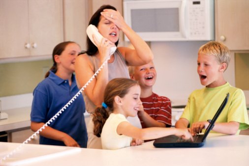 anya-gyerekek-kozott-telefonnal